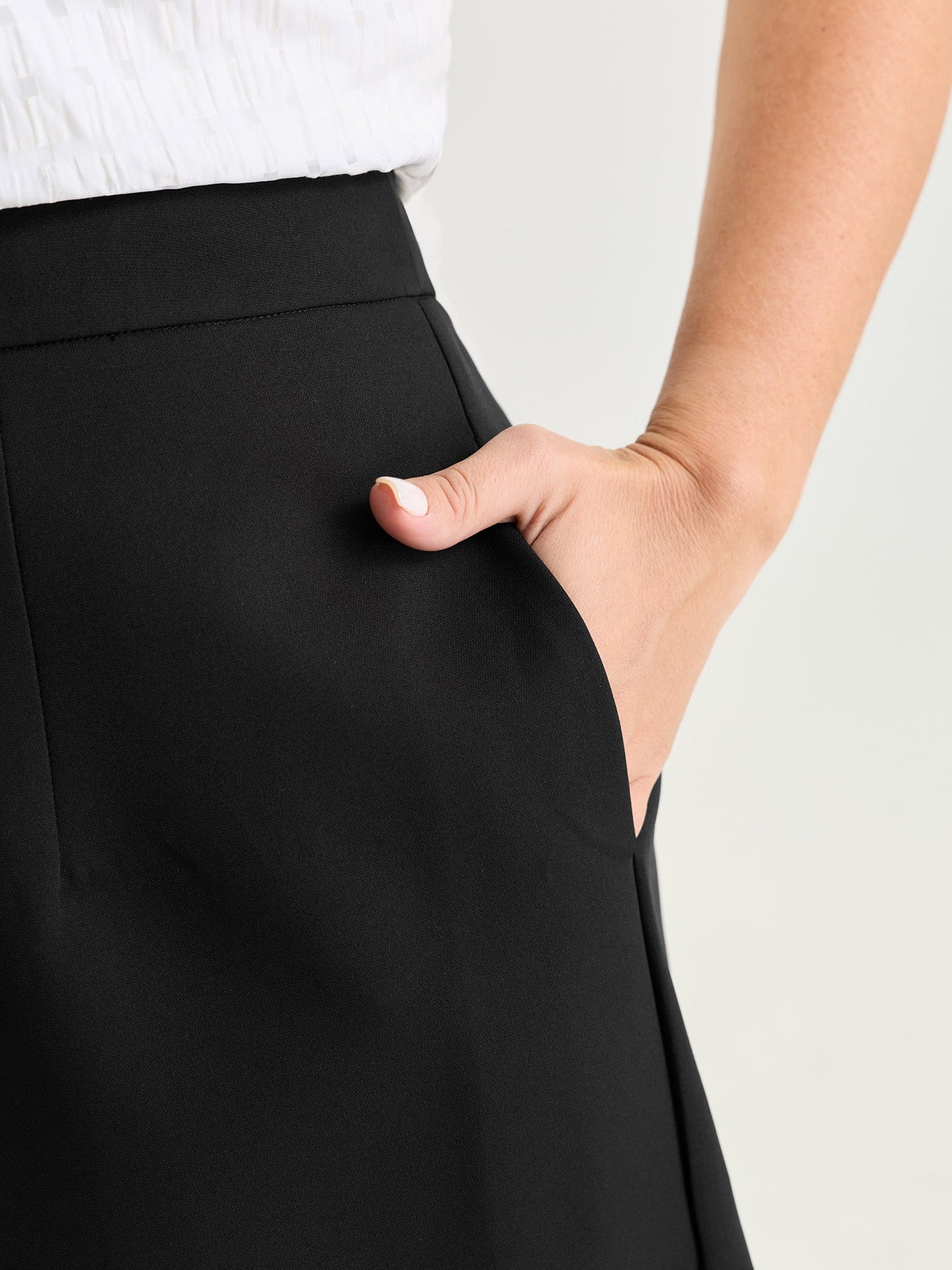 Stretchy Scalloped Hem Shorts