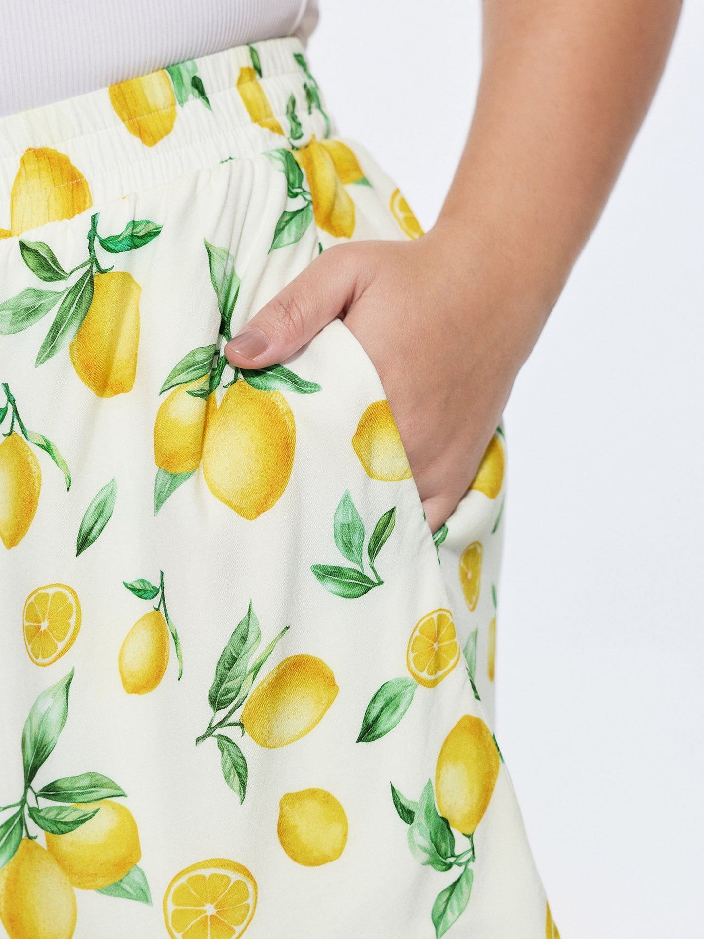 Hand-Painted Lemon Print Pockets Shorts
